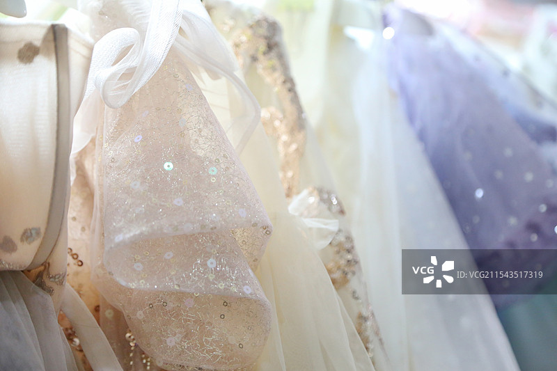 一排婚纱礼服特写图片素材
