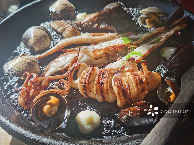 西班牙墨鱼汁海鲜饭图片素材