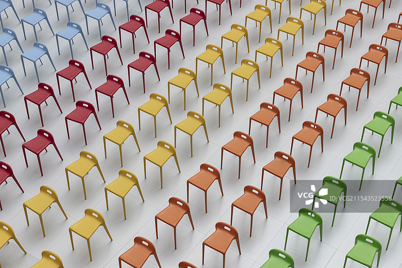 排列的凳子图片素材
