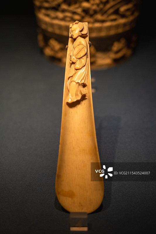 象牙雕仕女纨扇鞋拔（清）南京博物院藏图片素材