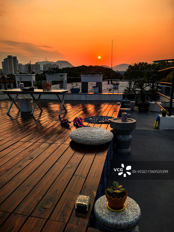 露台上的落日黄昏图片素材