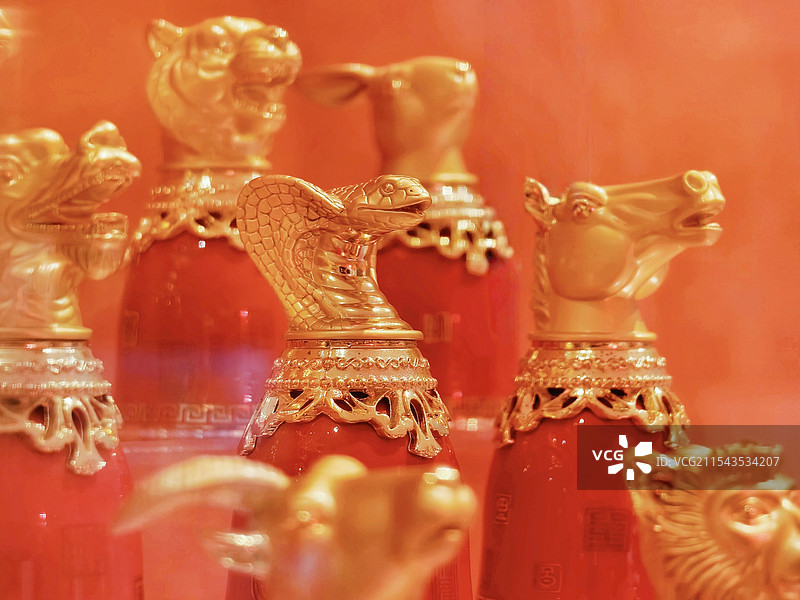 蛇年春节非遗生肖酒杯图片素材