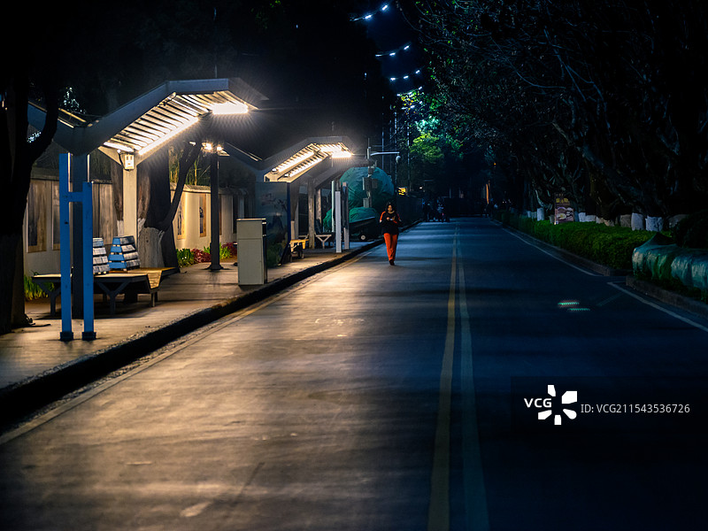 昆明海埂公园夜晚的人行道图片素材