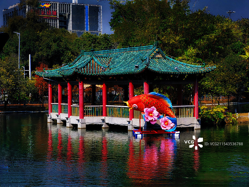 广州越秀山绿瓦红柱亭子图片素材