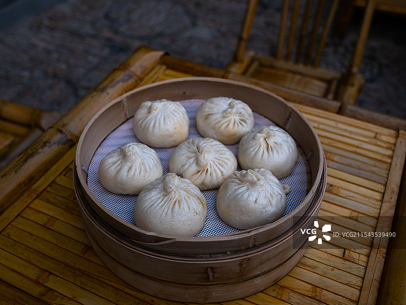 清代画家石涛扬州故居—大涤草堂改造成的扬州早茶茶社“长乐听涛“”的扬州包子图片素材