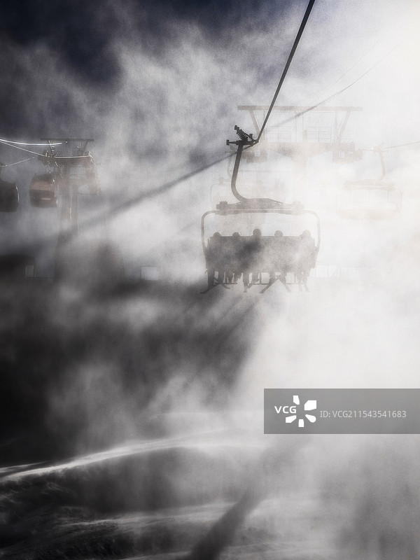 河北张家口崇礼万龙滑雪场雪后雾凇索道缆车图片素材