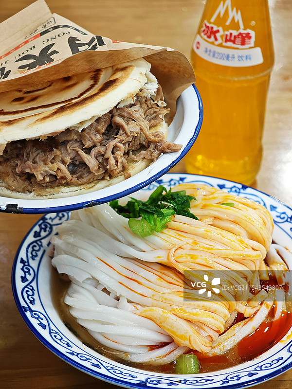 三秦套餐肉夹馍凉皮冰峰汽水图片素材