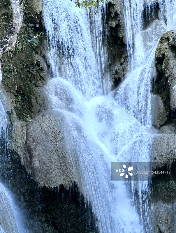 心瀑老挝的关西瀑布，有一个角度，正好拍到两股瀑布冲成的水流形成了一个心的形状。图片素材