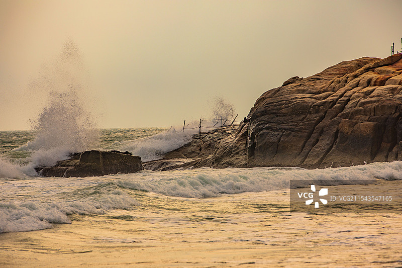 浪潮—呆呆岛情人崖下的浪潮图片素材