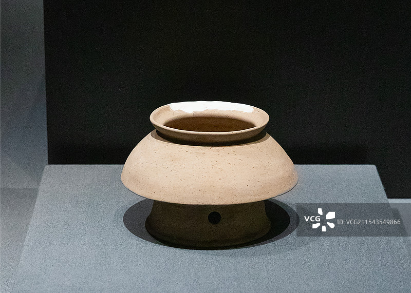 襄阳新博物馆展品·陶双腹豆（新石器时代，2017年襄阳市保康县马良镇紫阳村穆岭头遗址出土）图片素材