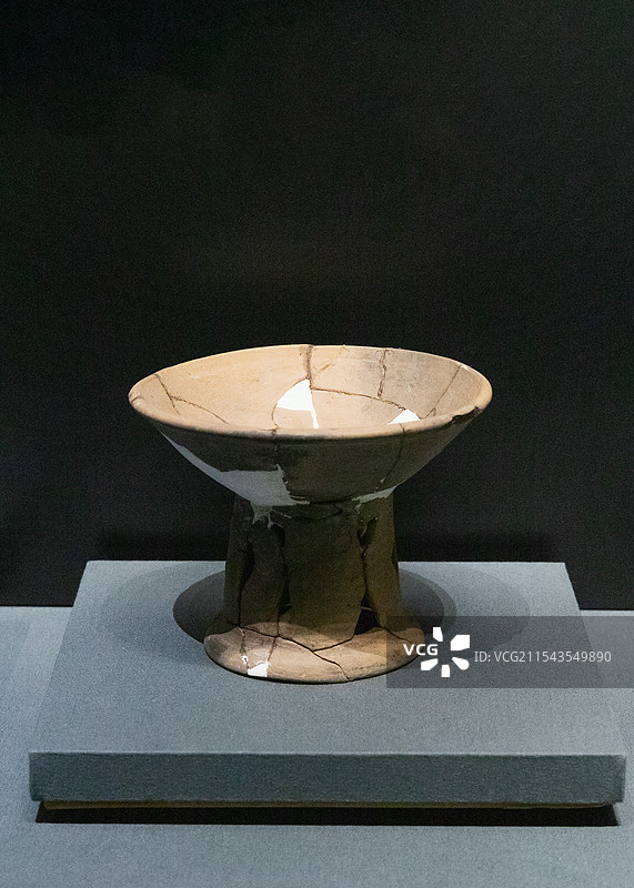 襄阳新博物馆展品·陶双腹豆（新石器时代，2017年襄阳市保康县马良镇紫阳村穆岭头遗址出土）图片素材