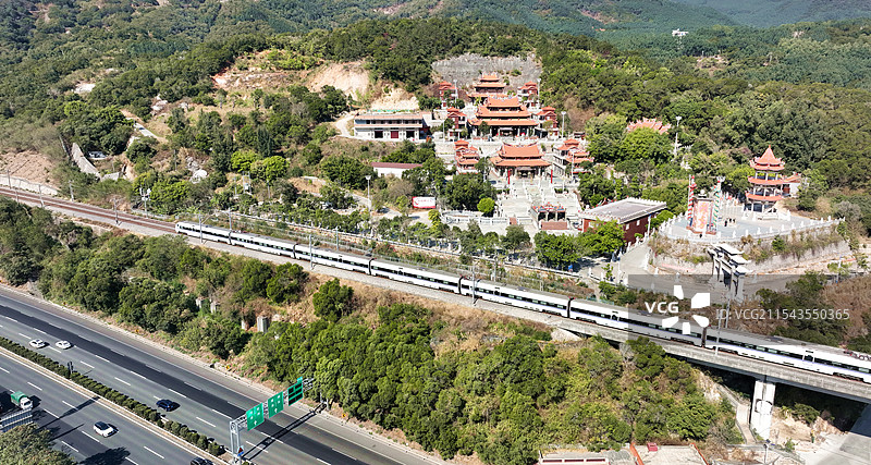 福厦铁路高速列车经过石仑古寺图片素材