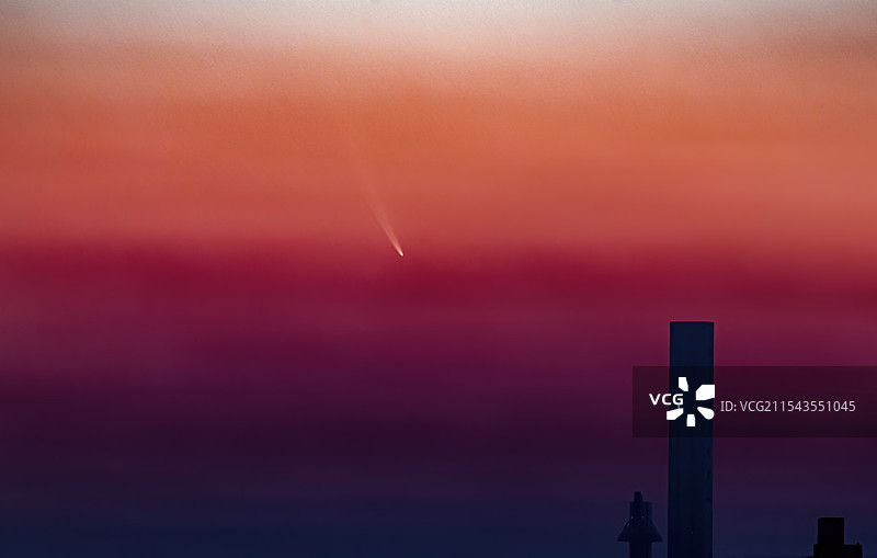 黄昏时的彗星C/2024 G3图片素材