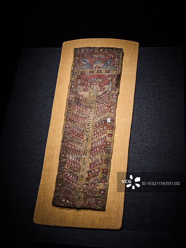 古埃及托勒密时期 木乃伊盒：木乃伊与伊希斯和奈芙蒂斯图片素材