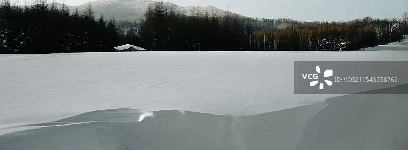 冬季清晨山边积雪景观图片素材