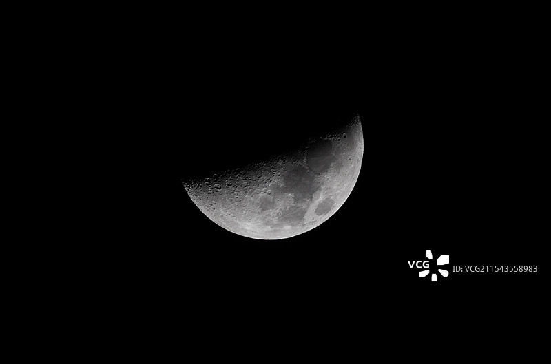 夜空中月亮的低角度视图图片素材