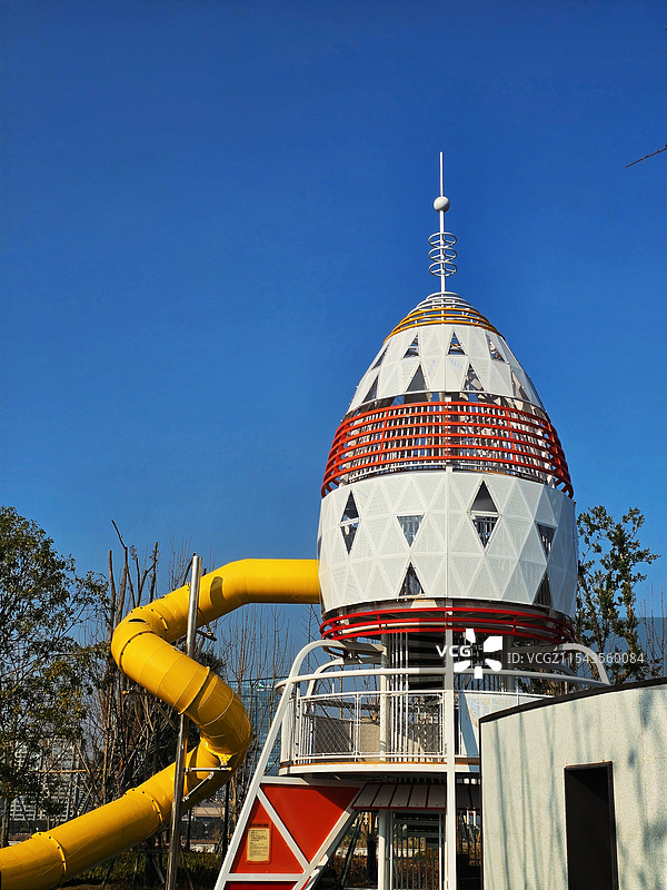 儿童游乐设施火箭造型滑梯图片素材