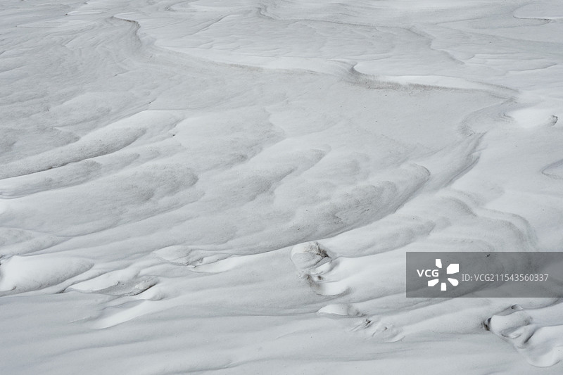 河北省张家口市燕山余脉大马群山坝下崇礼与坝上张北交界桦皮岭景区冬季越野徒步登山户外运动晴天风吹积雪浪图片素材