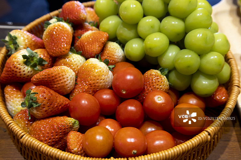 草莓西红柿葡萄水果拼盘图片素材