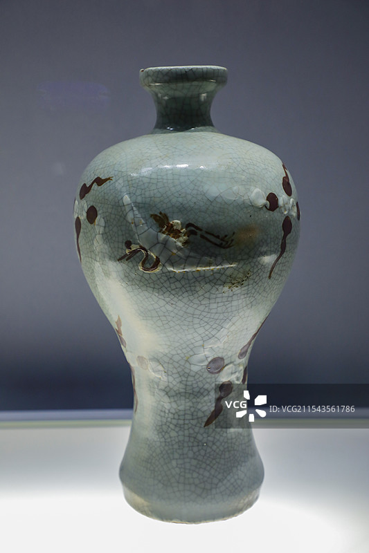 哥釉赭彩堆粉云鹤纹梅瓶图片素材