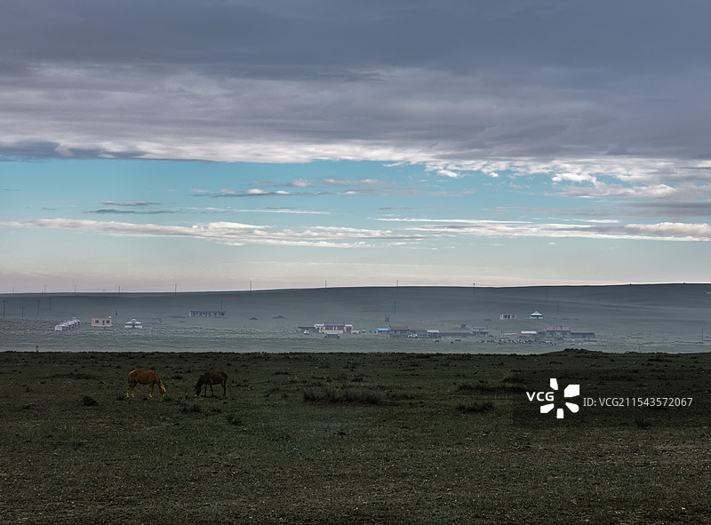 内蒙古包头市希拉穆仁草原的早晨图片素材