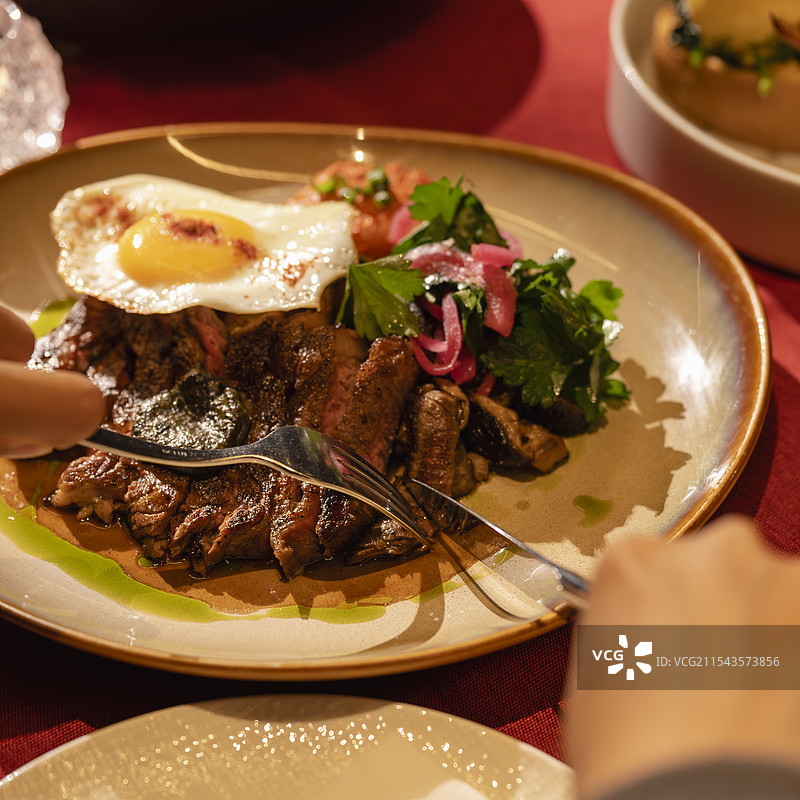 切牛肉的特写镜头图片素材