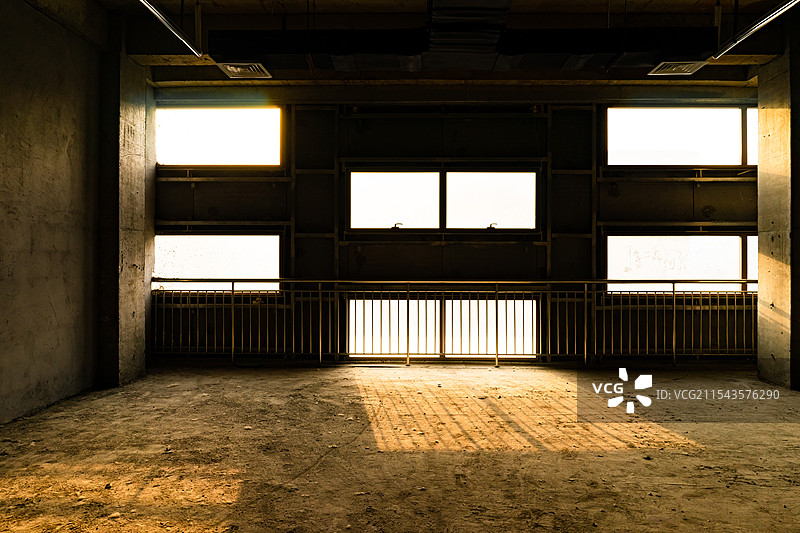 中国废弃的写字楼现代建筑房拍摄主题，阳光穿过窗户挥洒在地面上，室内无人图像摄影图片素材