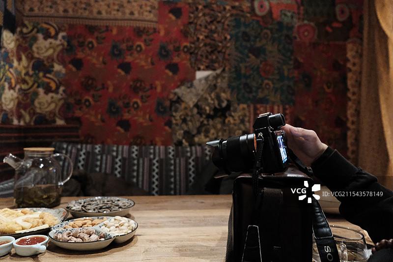 中国休闲娱乐健康生活方式拍摄主题，一堆薯条鸡米花炸鸡瓜子腰果巴旦木开心果食物特写，室内无人图像摄影图片素材