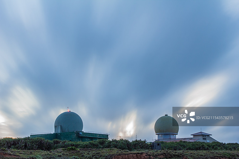 日落时陆地对天空的景色图片素材