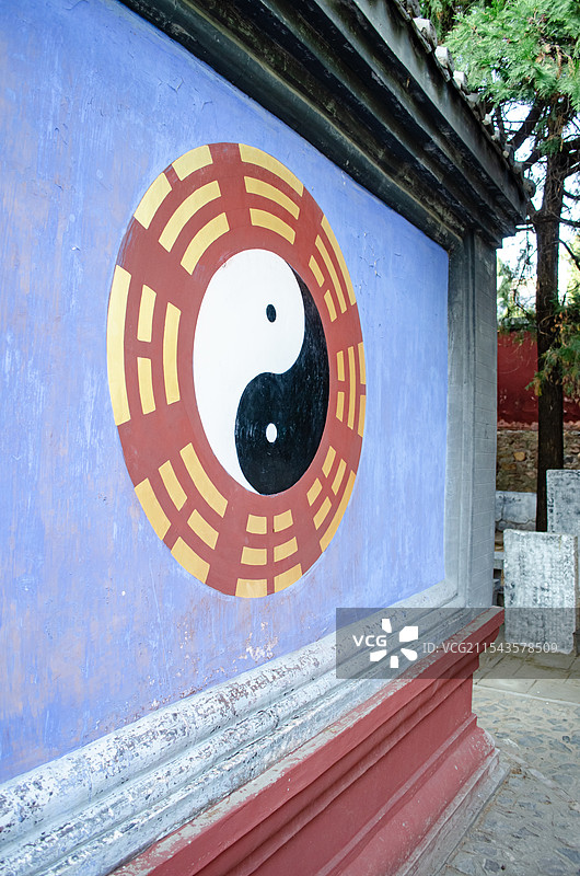 中国自然风光拍摄主题，山东泰安岱岳区彩石溪风景区，元君庙里的道教图案和影壁，户外白昼无人图像摄影图片素材