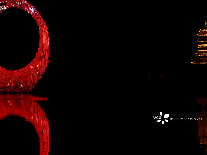 厦门园林博览苑-圆月广场看海上明月环+杏林阁同框图片素材