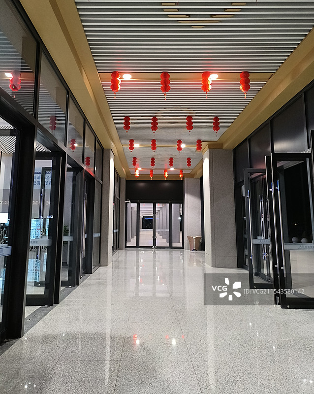 广湛高铁吴川站进站口走廊图片素材