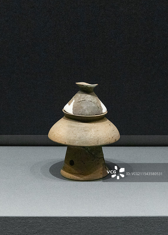 襄阳新博物馆展品·陶盂形器（新石器时代，2017年襄阳市保康县马良镇紫阳村穆岭头遗址出土）图片素材
