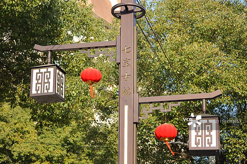 悬挂着红灯笼的七宝古镇路灯杆图片素材