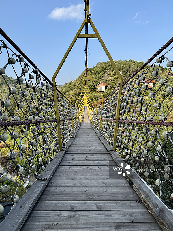 弥勒可邑小镇密枝仙境情人桥图片素材