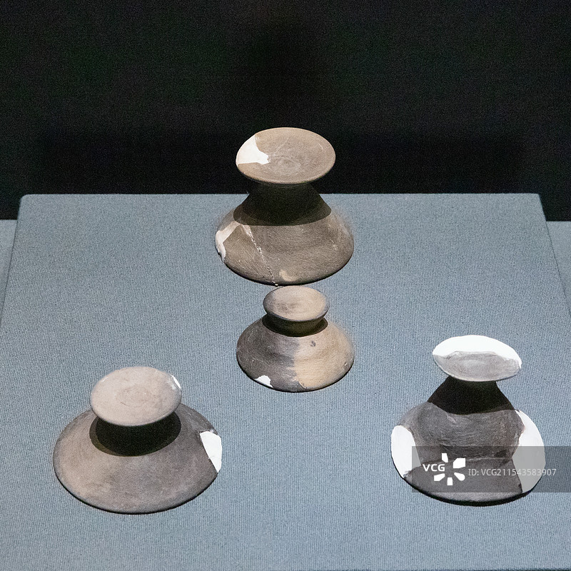 襄阳新博物馆展品·陶器盖（新石器时代，2017年襄阳市保康县马良镇紫阳村穆岭头遗址出土）图片素材