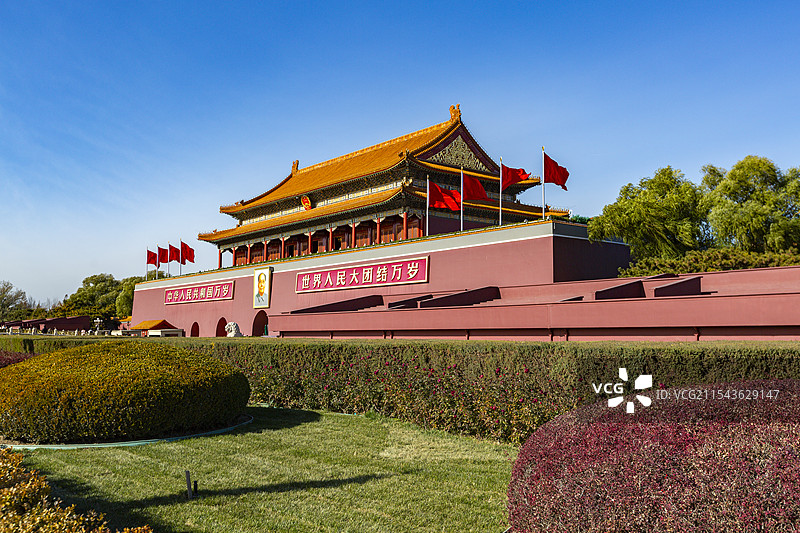 北京天安门城楼飘扬的红旗建筑风景图片素材