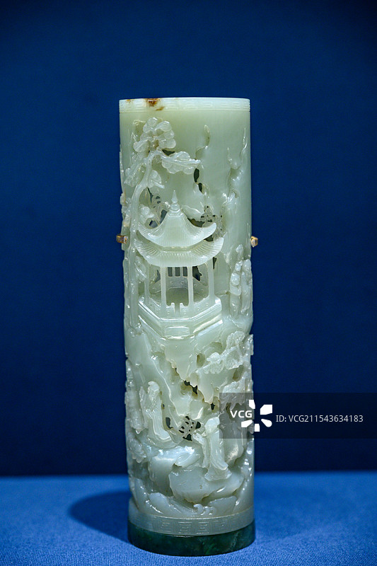 上海博物馆东馆玉器馆，清代山水人物纹玉香筒图片素材