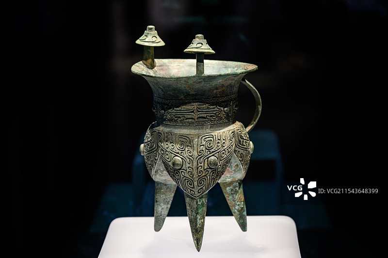 上海博物馆东馆青铜器馆，商代兽面纹斝图片素材