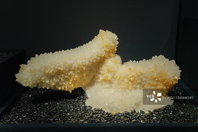 方解石（CaCO3） 云南文山产 山东博物馆“晶·彩-探寻神奇的矿物世界”展图片素材