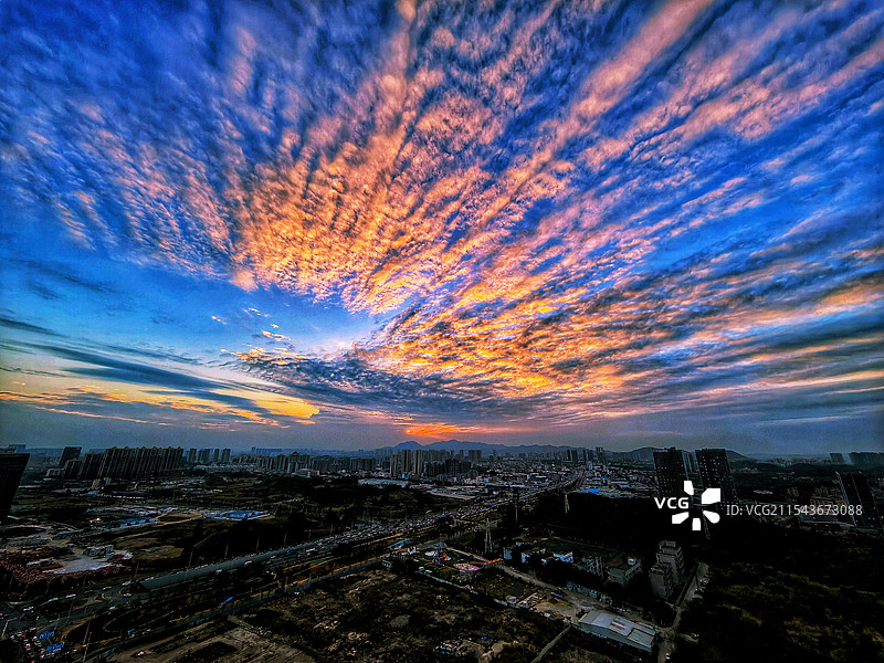 爆炸形状的火烧云图片素材