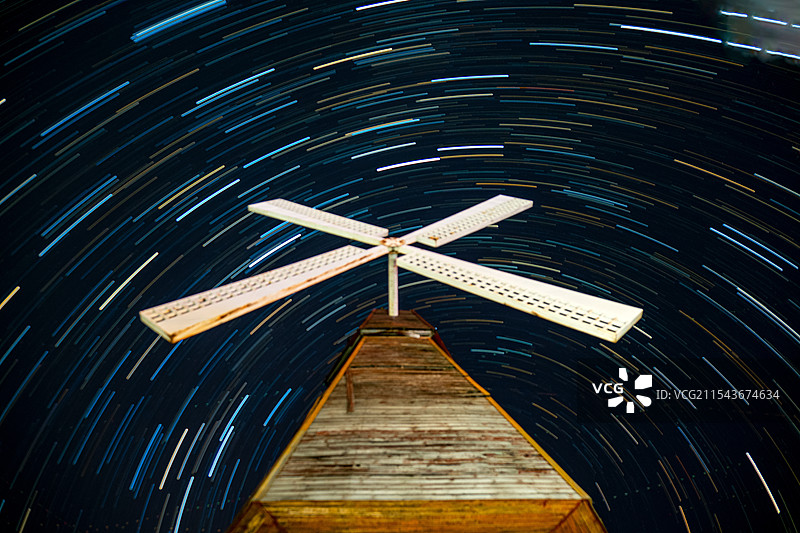 陕西省商洛市丹凤县竹林关镇大风车星轨图片素材