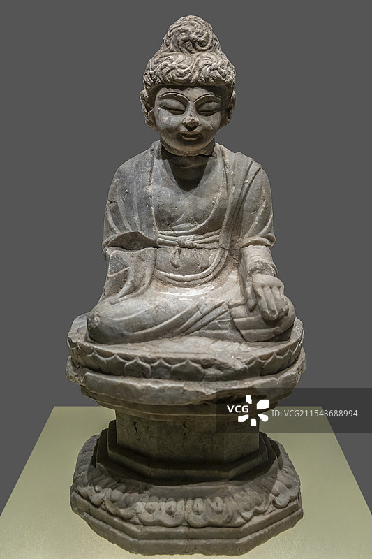 河北省邯郸市博物馆“邯郸古代石刻艺术陈列”展：青石释迦佛坐像（唐，成安南街村寺庙遗址出土）图片素材