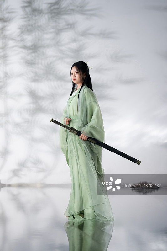 竹影背景下的侠女图片素材