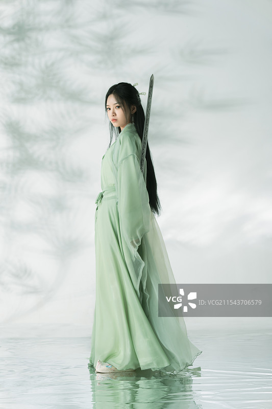 竹影背景下的侠女图片素材