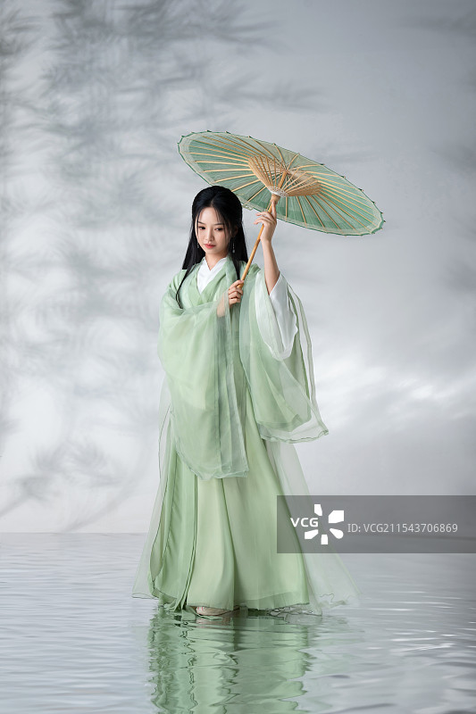 竹影背景下的打着伞古风美女图片素材