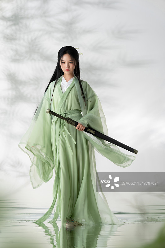 竹影背景下的侠女图片素材