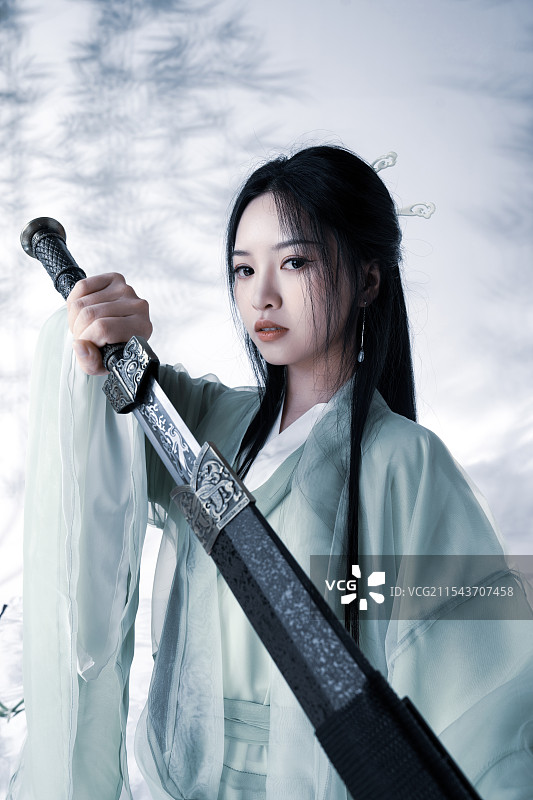 竹影背景下的江湖侠女图片素材