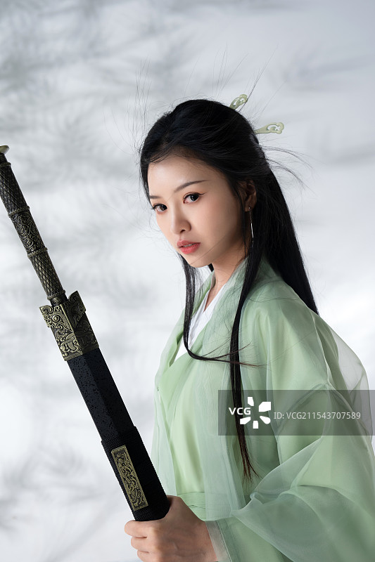 竹影背景下的江湖侠女图片素材