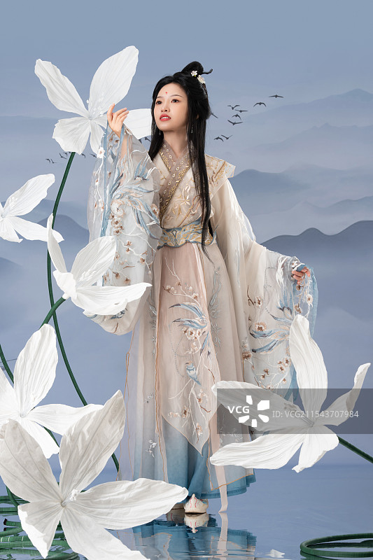 盛开的白色花朵和古风美女图片素材